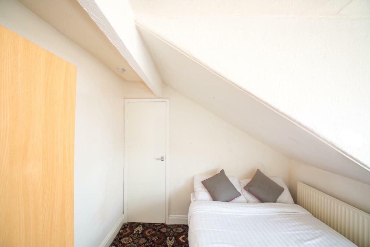Myroomz Hollingdales Hotel