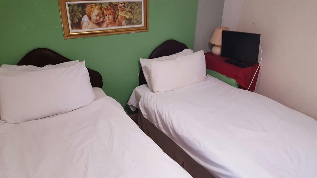 Myroomz Hollingdales Hotel 2*