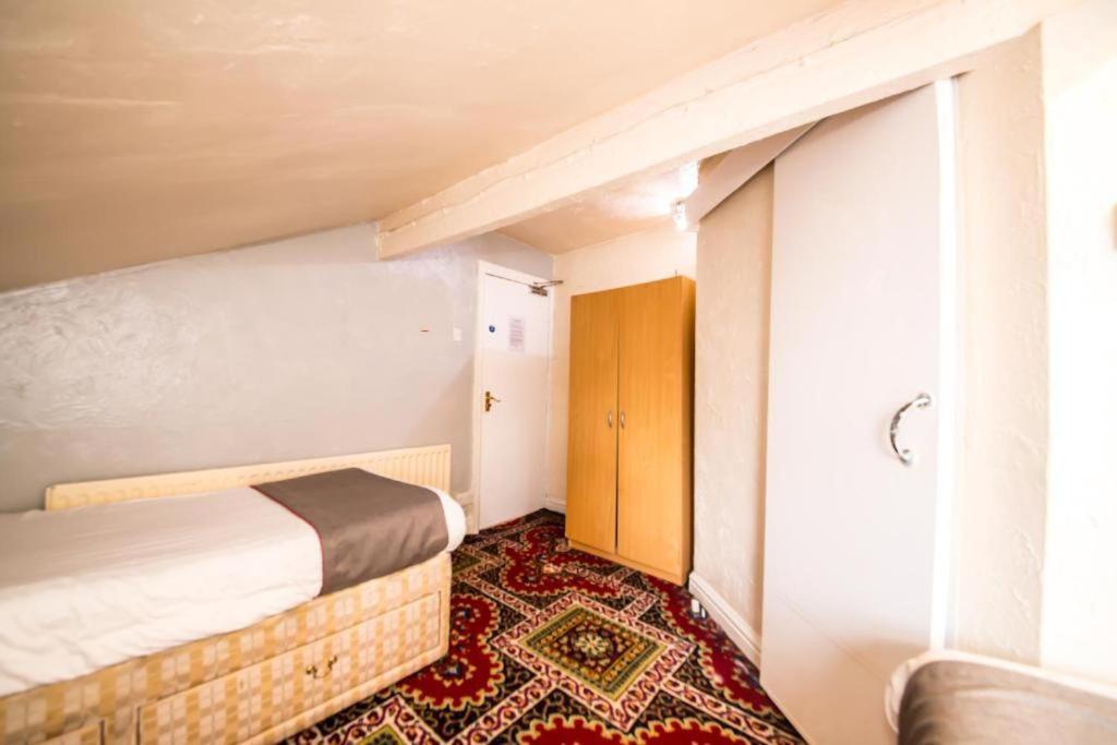 Myroomz Hollingdales Hotel