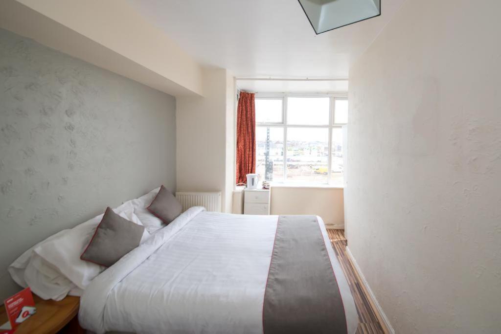 Myroomz Hollingdales